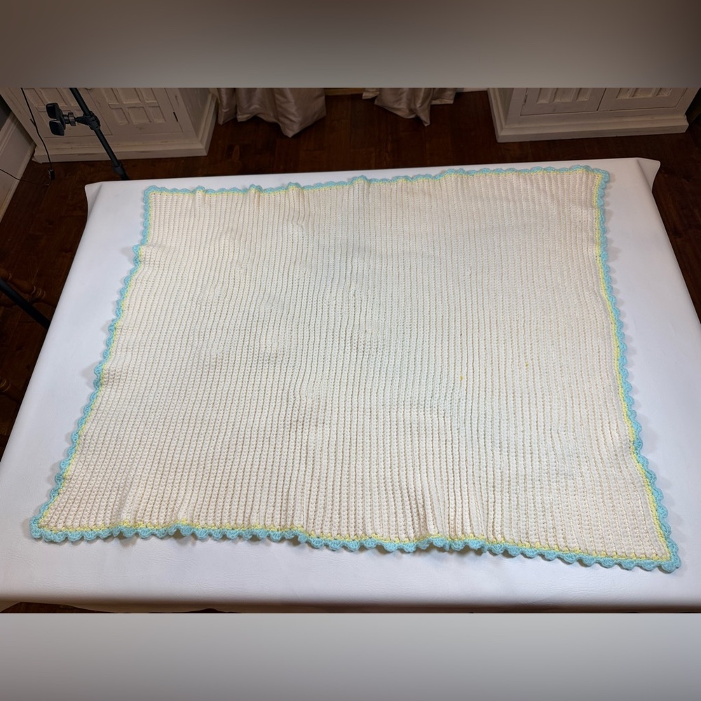 Handmade 80’s baby blanket / tapestry raised crochet flowers blue yellow white - Picture 4 of 10